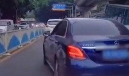 网友爆料奔驰车主恶意别车原视频,网友直呼辣眼